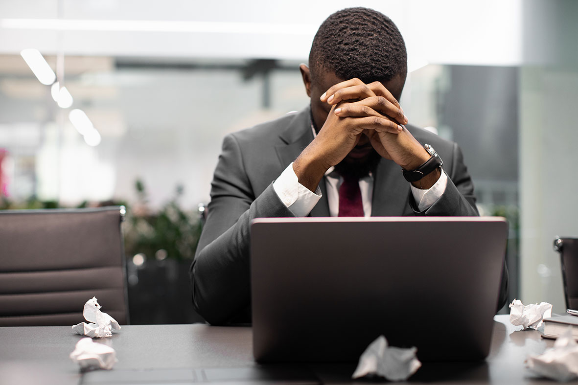 erschöpfter Manager leidet an einem Burnout bei der Arbeit