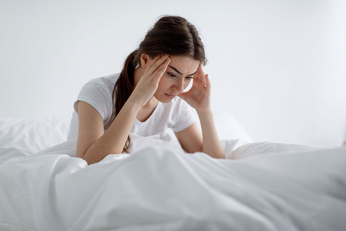 Frau leidet unter Depressionen im Bett